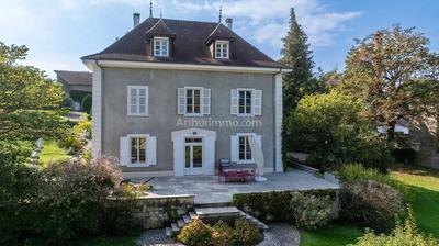 Maison - 241 m² - 10 pièces