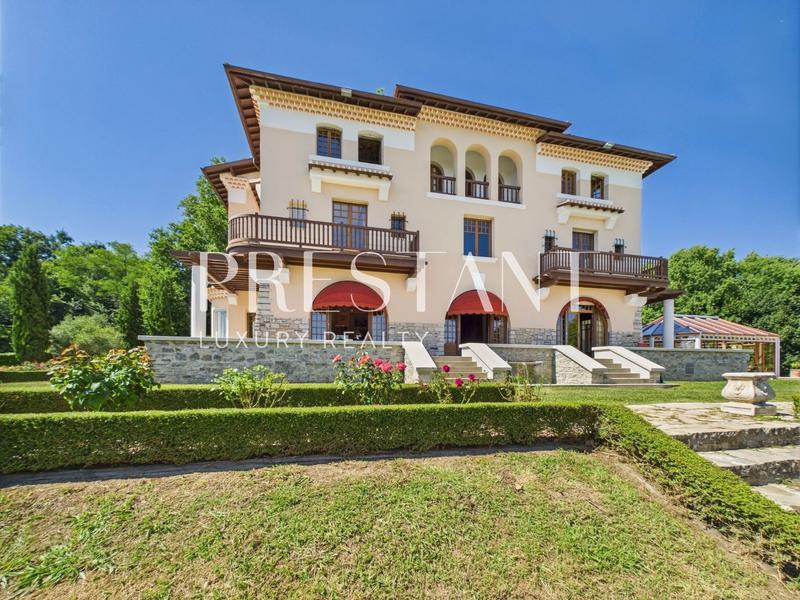 Maison - 470 m² - 15 pièces