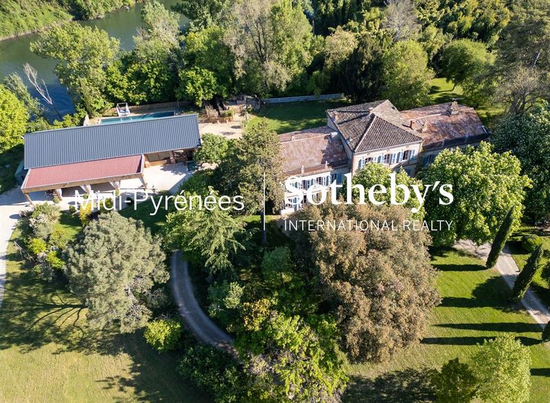 Maison - 1 000 m² - 20 pièces