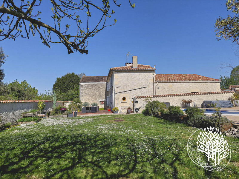 Maison ancienne - 214 m² - 8 pièces