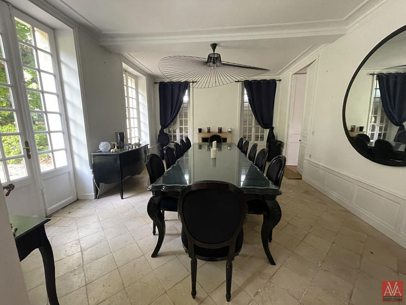 Maison - 335 m² - 10 pièces