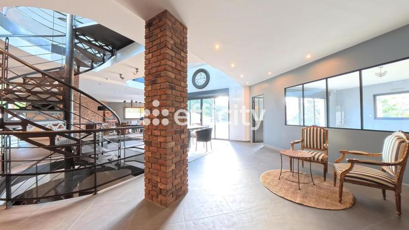 Maison - 335 m² - 9 pièces