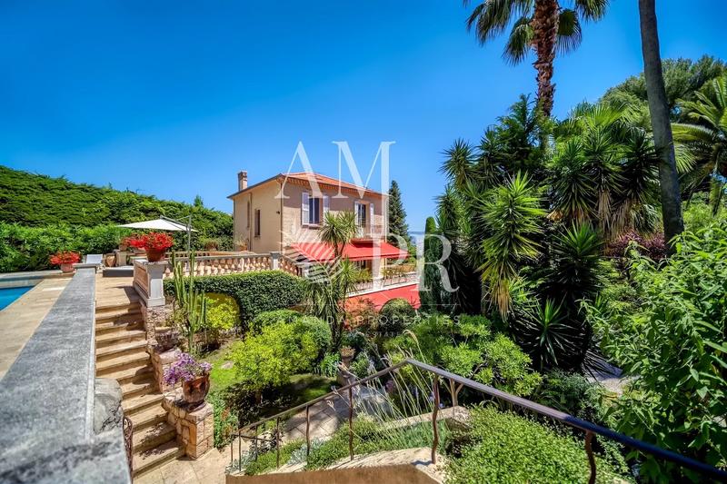 Villa - 300 m² - 7 pièces