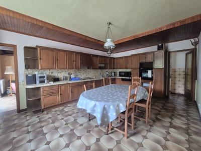 Maison - 300 m² - 11 pièces