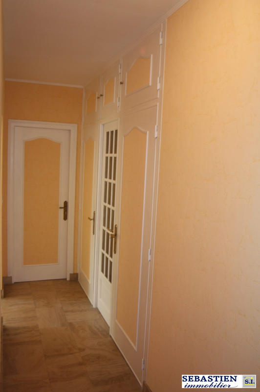 Maison traditionnelle - 239 m² - 11 pièces