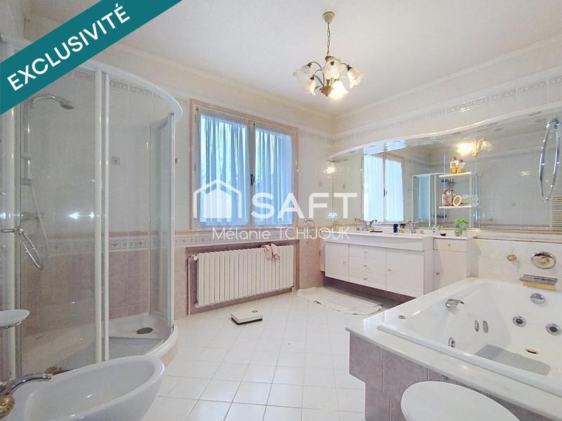 Maison - 200 m² - 8 pièces