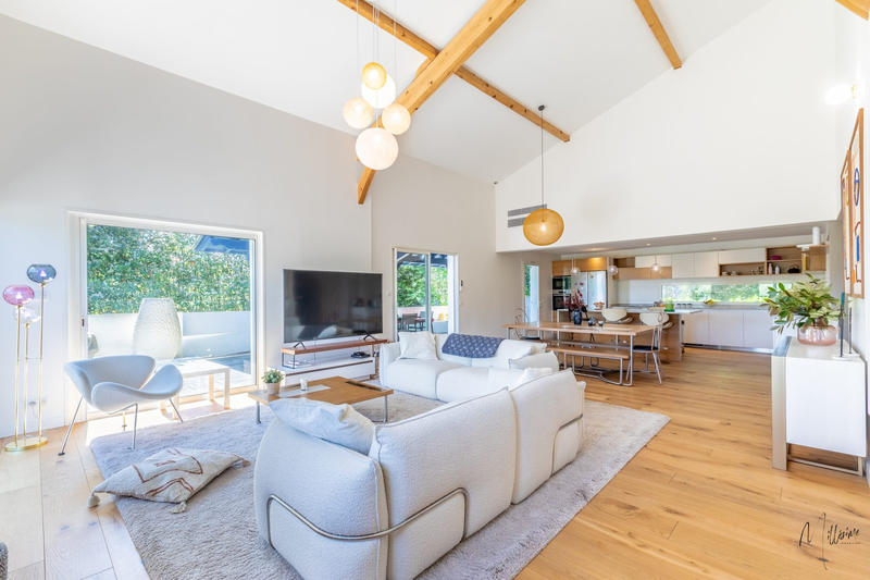 Maison - 330 m² - 9 pièces