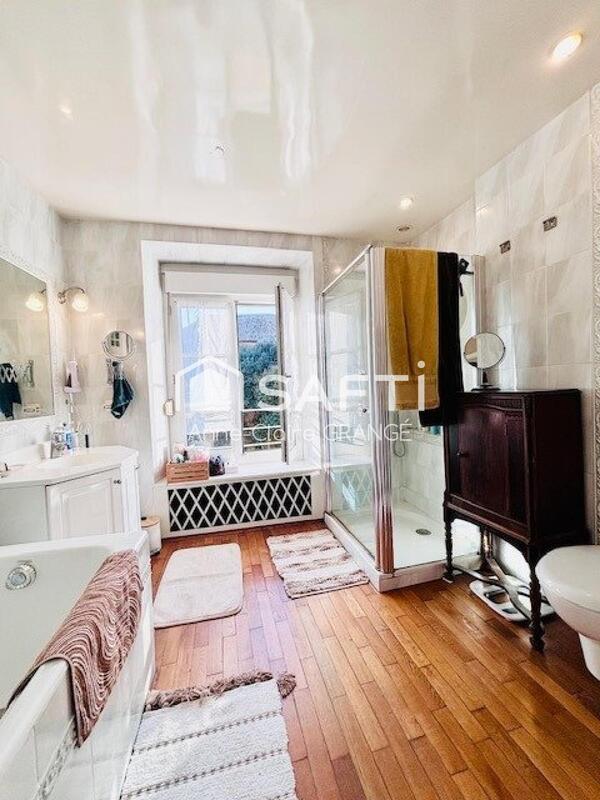 Maison - 221 m² - 12 pièces