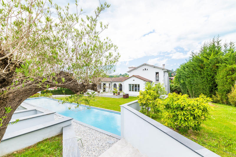 Maison - 346 m² - 6 pièces