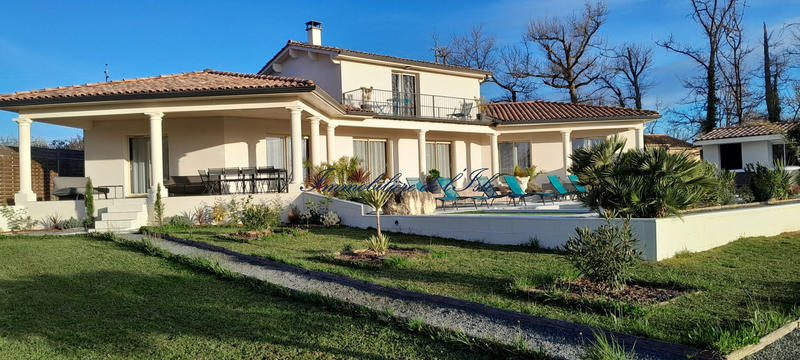 Maison - 235 m² - 8 pièces