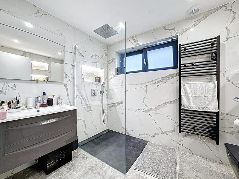 Maison - 196 m² - 8 pièces