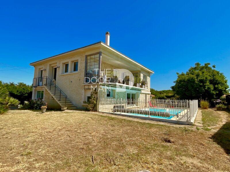 Maison - 210 m² - 10 pièces