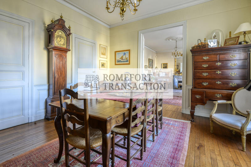 Maison - 214 m² - 10 pièces