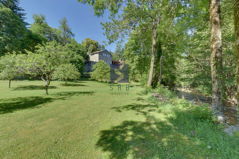 Maison - 369 m² - 12 pièces