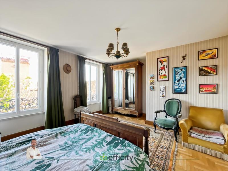 Maison - 260 m² - 9 pièces