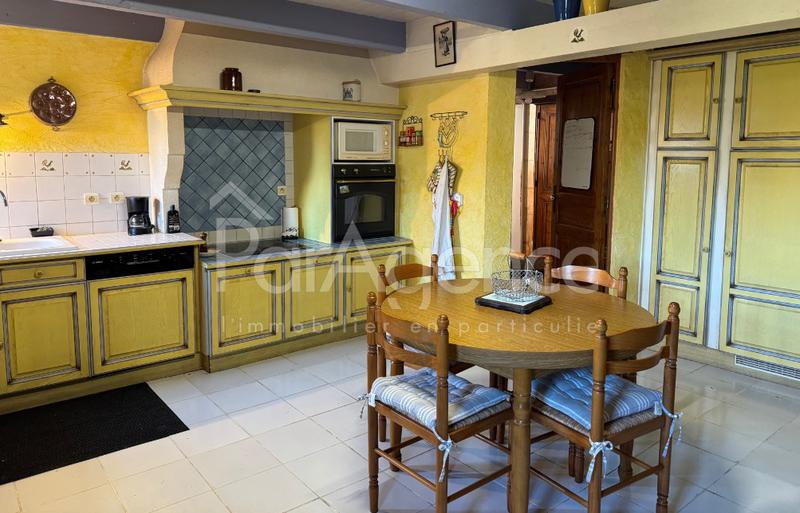 Maison - 241 m² - 8 pièces