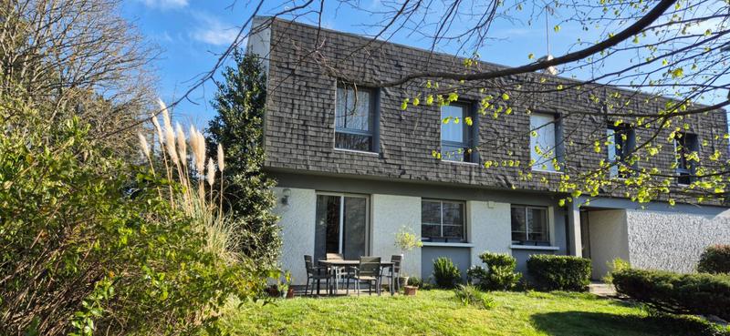 Maison - 245 m² - 9 pièces