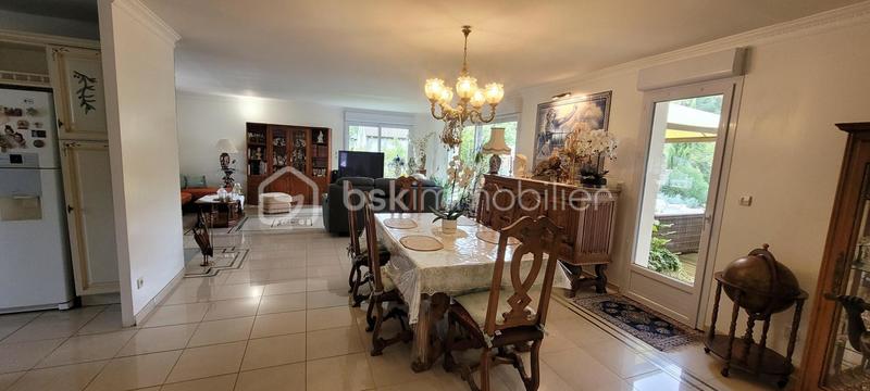 Maison - 230 m² - 8 pièces