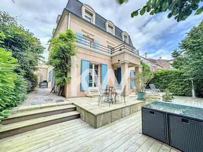 Maison - 213 m² - 8 pièces