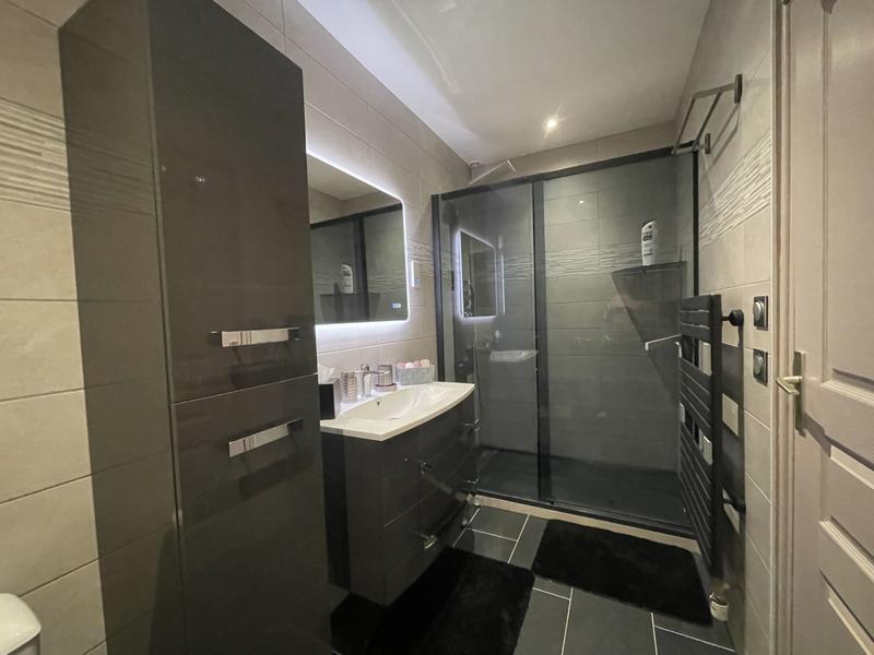 Pavillon - 256 m² - 8 pièces