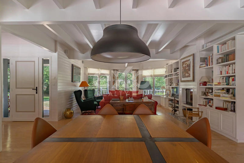 Maison - 220 m² - 8 pièces