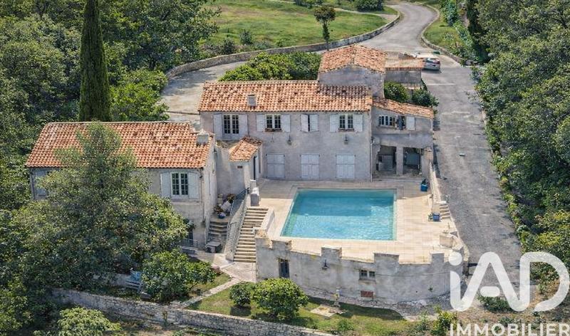 Maison - 360 m² - 12 pièces