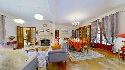 Maison - 235 m² - 8 pièces