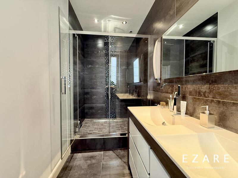 Maison - 215 m² - 8 pièces