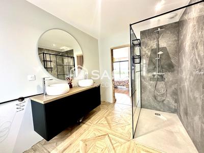 Maison - 201 m² - 9 pièces