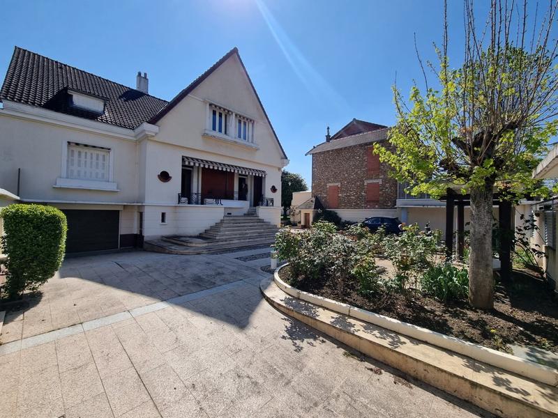 Maison - 331 m² - 7 pièces