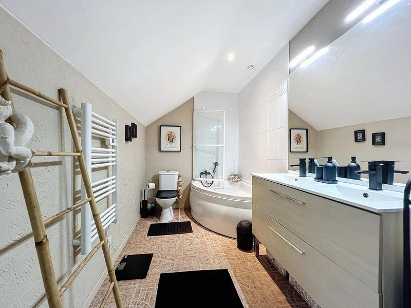 Maison - 285 m² - 8 pièces