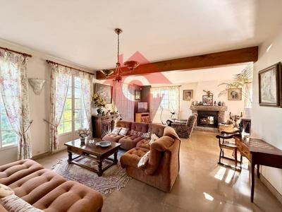 Maison - 240 m² - 9 pièces