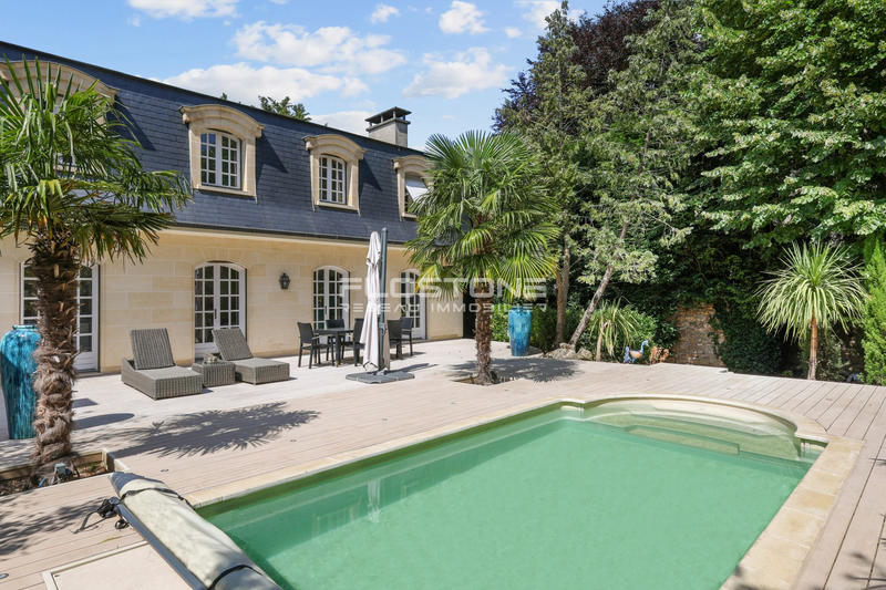 Maison - 240 m² - 8 pièces