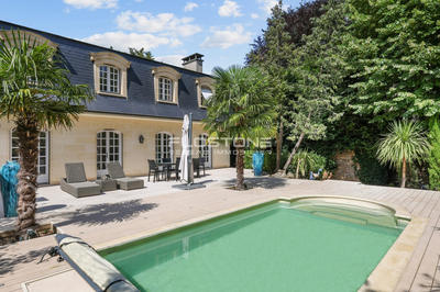 Maison - 240 m² - 8 pièces