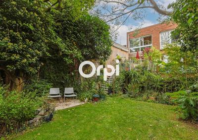 Maison - 300 m² - 8 pièces