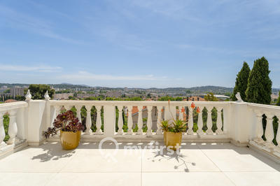 Maison - 207 m² - 6 pièces