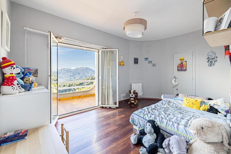 Maison - 242 m² - 5 pièces