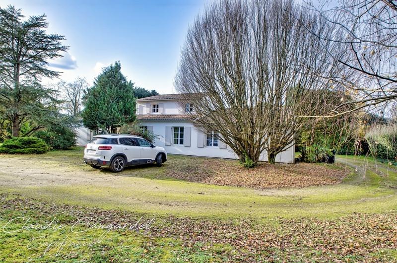 Propriété - 252 m² - 7 pièces