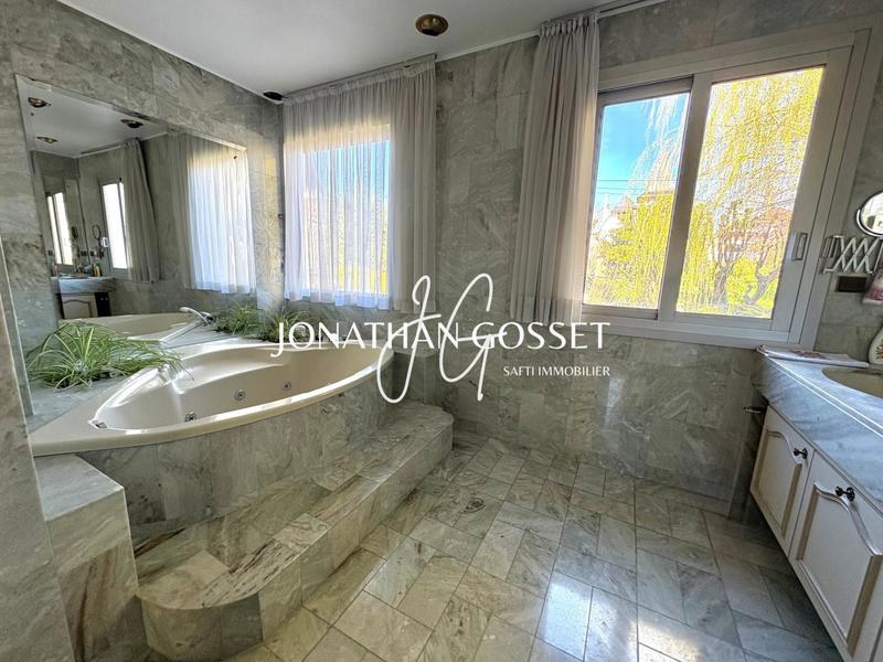 Maison - 262 m² - 9 pièces