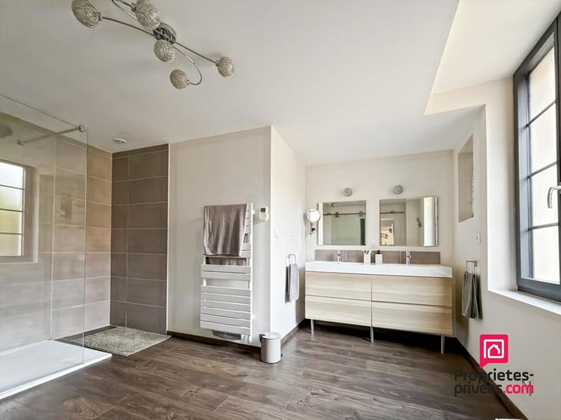 Maison - 234 m² - 9 pièces