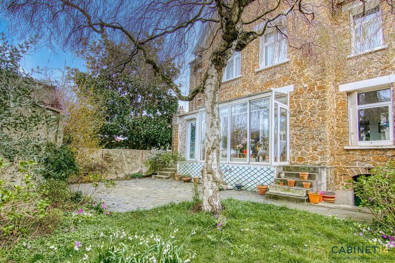 Maison - 342 m² - 9 pièces