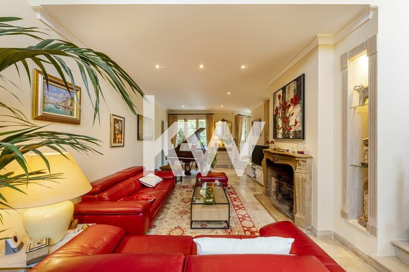 Maison - 218 m² - 7 pièces