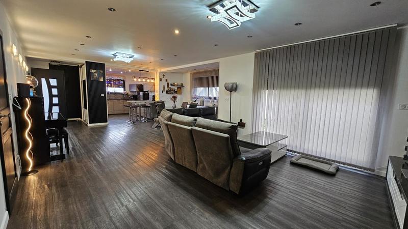 Maison - 203 m² - 7 pièces