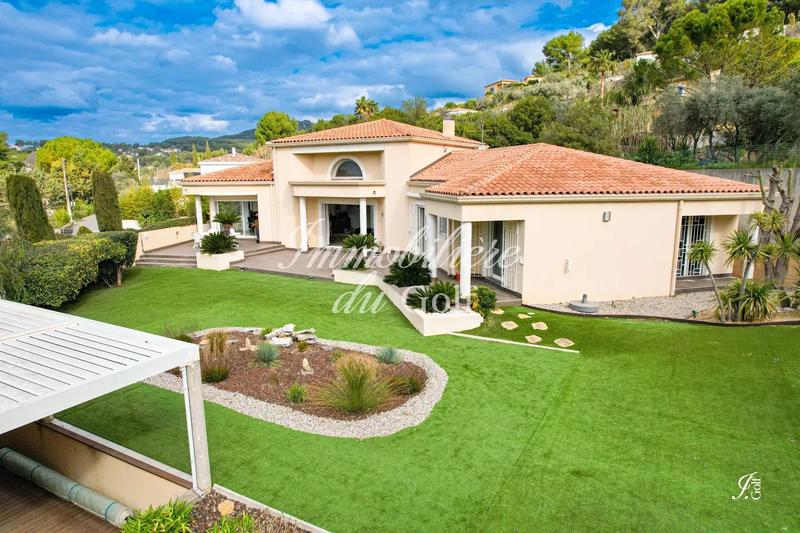 Villa - 232 m² - 6 pièces