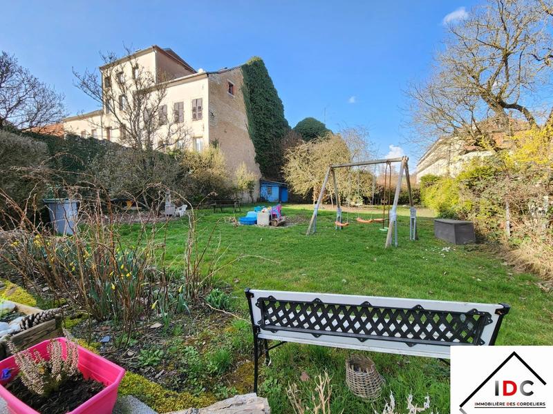 Maison - 250 m² - 9 pièces