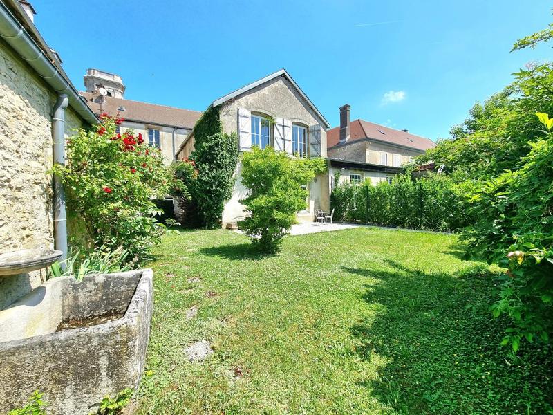 Maison - 325 m² - 10 pièces