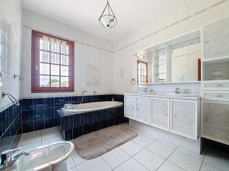 Maison - 271 m² - 5 pièces