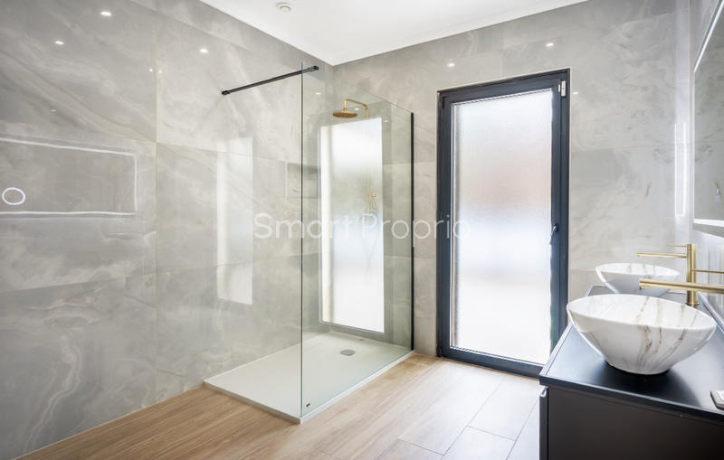 Propriété - 250 m² - 6 pièces