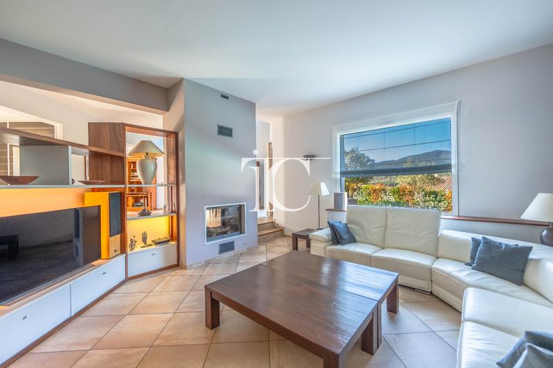 Maison - 260 m² - 6 pièces