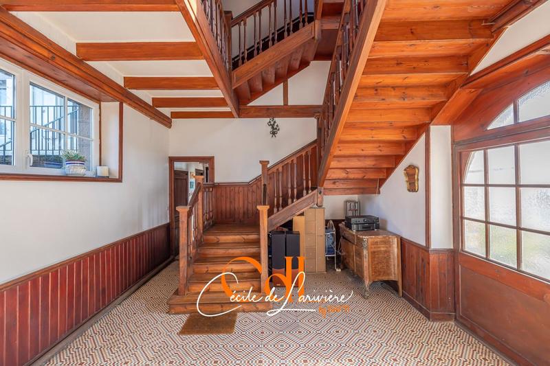 Maison - 240 m² - 8 pièces